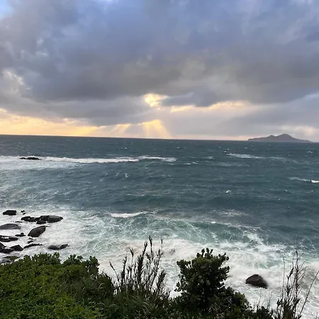 Casas Sobre El Mar En